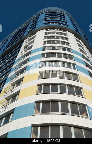 moderne mehrstöckige Wohngebäude auf dem Hintergrund eines blauen Himmels Stockfoto