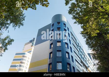 moderne mehrstöckige Wohngebäude auf dem Hintergrund eines blauen Himmels Stockfoto