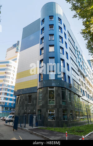 Khimki, Russland-September 03. 2016. moderne mehrstöckige Wohngebäude auf dem Hintergrund eines blauen Himmels Stockfoto