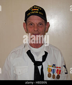 Marine Vietnam Tierarzt, Wayne Oversen mit seinen Medaillen aus seinen Dienst vor 41 Jahren. Armed Services Stockfoto