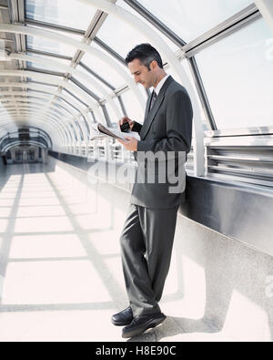 Man wartet auf u-Bahn Stockfoto