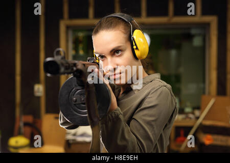 Die Frau auf dem Schießstand Schuss aus einem Gewehr. Stockfoto