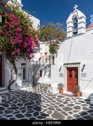 Agia Kyriaki Square in Mykonos mit Bougainvillea, weiß getünchten Wänden und griechisch-orthodoxen Kirche. Kykladen-Inseln, Griechenland Stockfoto