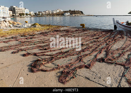 Fischernetze ausgebreitet auf Pier zu trocknen, Chora Stadt Tinos in der griechischen Kykladen-Inseln Stockfoto