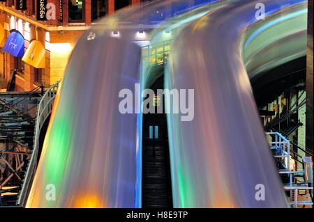 CTA braune Linie Züge sind verschwommen durch ihre Bewegung, wie sie Schlange den Weg durch ein paar Kurven auf Hochbahn in Chicago, Illinois, USA. Stockfoto