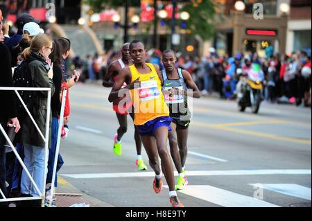 Die frühen 2016 Chicago-Marathon Führer, Paul Lanyangata von Kenia vor, dicht gefolgt von anderen kenianischen Dicskon Chumba. Stockfoto