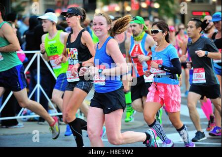 Unter einem Meer von Läufern, eine glückliche Erin Haynes von Oldham, Massachusetts verhandelt eine Umdrehung während des Chicago Marathon 2016. Stockfoto