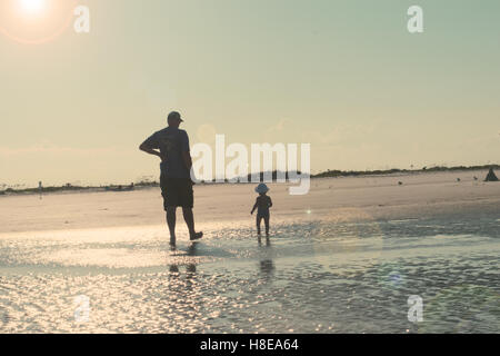 Papa und Baby am Strand Stockfoto