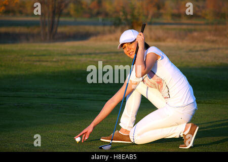 Mädchen-Golfspieler Schuss vorbereiten Stockfoto