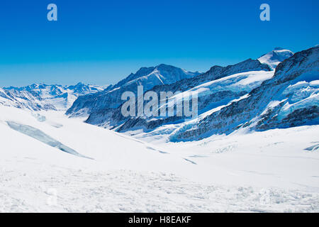 Luftaufnahme von den Alpen in der Schweiz. Blick vom Hubschrauber über Gletscher in den Schweizer Alpen. Stockfoto