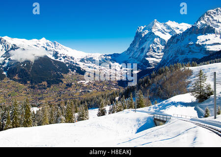 Luftaufnahme von den Alpen in der Schweiz. Blick vom Hubschrauber über Gletscher in den Schweizer Alpen. Stockfoto