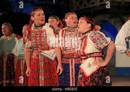 Slowakischer Folklore-Ensemble tritt in das Hontianska Parada-Folklore-Festival, Hrusov, Slowakei. Stockfoto