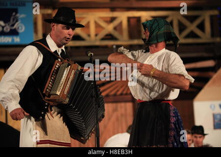 Malerische Folklore Leistung durch eine slowakische Folklore-Gruppe auf dem Hontianska Parada Folklorefestival, Hrusov, Slowakei. Stockfoto