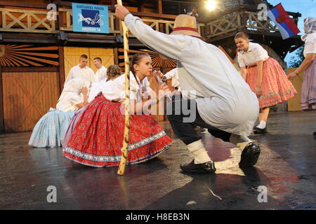 Malerische Folklore Leistung durch eine slowakische Folklore-Gruppe auf dem Hontianska Parada Folklorefestival, Hrusov, Slowakei. Stockfoto