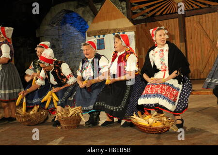 Malerische Folklore Leistung durch eine slowakische Folklore-Gruppe auf dem Hontianska Parada Folklorefestival, Hrusov, Slowakei. Stockfoto