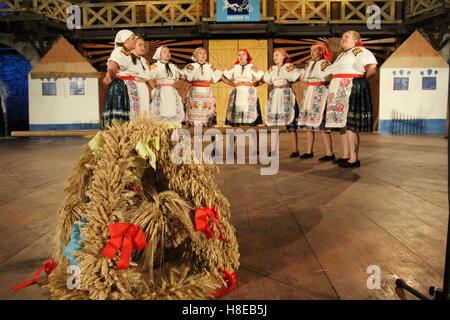 Frauen von einer slowakischen Folklore-Ensemble tritt in das Hontianska Parada-Folklore-Festival, Hrusov, Slowakei. Stockfoto