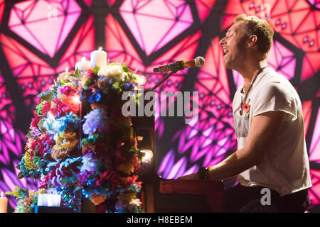 Chris Martin von Coldplay führt während der Dreharbeiten zu the Graham Norton Show in den Londoner Studios, Südlondon, am Freitag Abend auf BBC One ausgestrahlt werden. Stockfoto