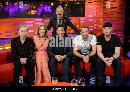 (links nach rechts) Andrew Lloyd Webber, Rosamund Pike, Graham Norton, Michael McIntyre, Chris Martin und Jonny Buckland während der Dreharbeiten zu the Graham Norton Show in den Londoner Studios, Südlondon, am Freitag Abend auf BBC One ausgestrahlt werden. Stockfoto