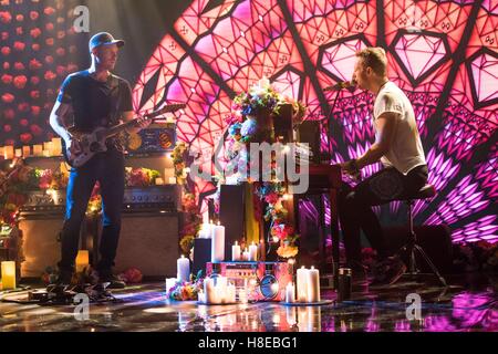 Chris Martin und Jonny Buckland von Coldplay führen Sie während der Dreharbeiten zu the Graham Norton Show in den Londoner Studios, Südlondon, am Freitag Abend auf BBC One ausgestrahlt werden. Stockfoto