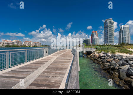 Einen schönen ist Samstag Nachmittag in Miami South Pointe Pier. Von hier aus sehen Sie die Welt berühmten Fisher Island. Stockfoto