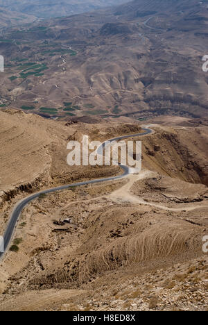 Blick auf eine kurvenreiche Straße durch das Wadi al-Hasa, South Jordan Stockfoto