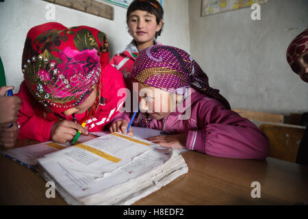 Kinder in einer Schule in Bulunkul Dorf, Tadschikistan, BGAO Provinz Stockfoto