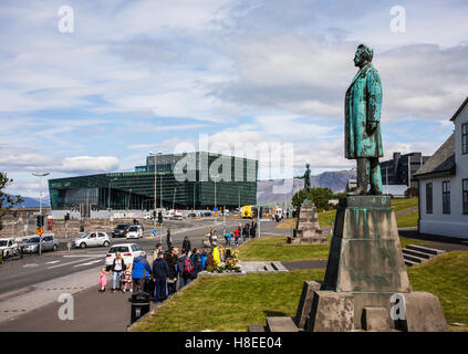 Hannes Hafstein Statue rechts und Harpa Konzerthalle im Hintergrund, Reykjavik, Island, Reykjavík, City Summer Europe Stockfoto