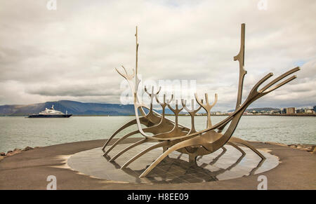 Nahaufnahme der Sun Voyager Skulptur, Solfac, vom Künstler Jon Gunnar Arnason, Downtown, Reykjavik, Island, Europa, Kunst Sommer Touristenattraktion Stadt Stockfoto