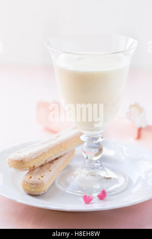 Zabaione, italienisches Dessert aus Eigelb, Zucker und Marsala Wein serviert mit Schwamm Finger Kekse Stockfoto