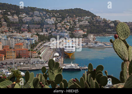 Hafen von Nizza mit Mont Boron jenseits von Château Hill gesehen Stockfoto