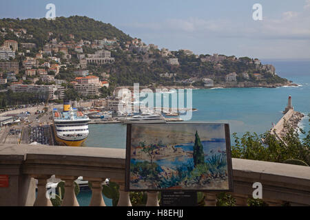 Der Hafen von Nizza Wth Mont Boron jenseits von Château Hügel mit Kunstwerken im Vordergrund angezeigt Stockfoto