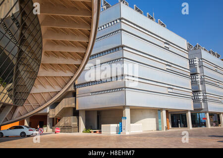 Masdar City, der weltweit ersten CO2-neutralen, Auto und Wolkenkratzer-freie Stadt, Abu Dhabi, Vereinigte Arabische Emirate, Naher Osten Stockfoto