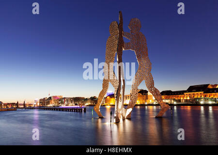 Molecule Man von Jonathan Borofsky, Spree entlang, Oberbaum Brdige, Fernsehturm, Treptow, Berlin, Deutschland, Europa Stockfoto