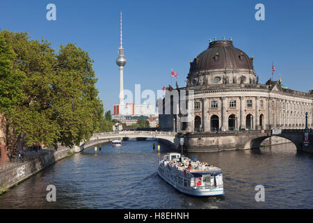 Ausflugsschiff auf der Spree entlang, Bode-Museum, Museumsinsel, UNESCO-Weltkulturerbe, Fernsehturm, Mitte, Berlin, Deutschland, Europa Stockfoto