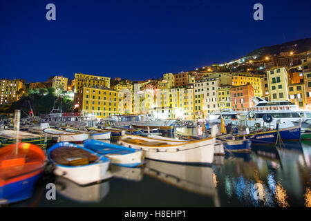 Dämmerung Licht auf Hafen und Fischerei Dorf von Camogli, Golf Paradies, Portofino-Nationalpark, Provinz Genua, Ligurien, Italien Stockfoto