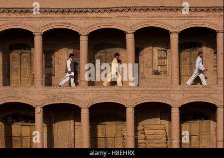 Männer, die zu Fuß durch den alten Markt in Herat, Afghanistan, Asien Stockfoto