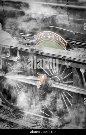 Die Flying Scotsman Dampflok Ankunft am Bahnhof Goathland auf der North Yorkshire Moors Railway, Yorkshire, England, UK Stockfoto