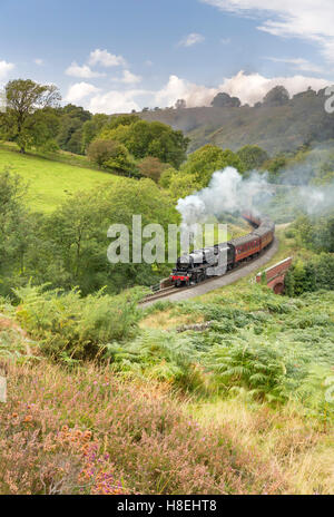 Eine Dampflok nähert sich Goathland von Grosmont, North Yorkshire, Yorkshire, England, Vereinigtes Königreich, Europa Stockfoto