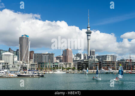 Kleine Segelboote Kreuzfahrt im Hafen von Auckland vor der Skyline der Stadt, Auckland, Nordinsel, Neuseeland, Pazifik Stockfoto