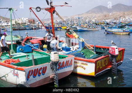 Fischerdorf, Pukusana (Pucusana), Peru, Südamerika Stockfoto