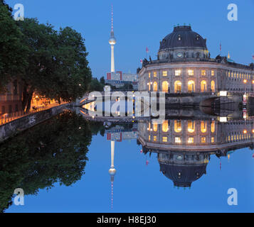 Bode-Museum und Fernsehturm Nachdenken über die Spree entlang, Museumsinsel, UNESCO-Weltkulturerbe, Mitte, Berlin, Deutschland, Europa Stockfoto