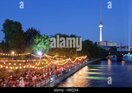 Urbaner Strand mit Strandbar Mitte in der Nähe von Bode-Museum, Fernsehturm, Spree entlang, Mitte, Berlin, Deutschland, Europa Stockfoto