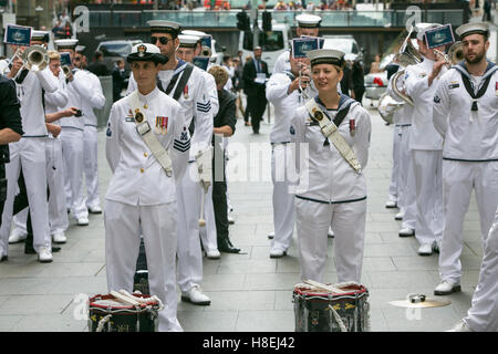 Royal Australian Navy Band beim Gedenkarmistice Day Service in Martin Place Sydney am 11.. November 2016, weibliche Marineoffizierin Stockfoto