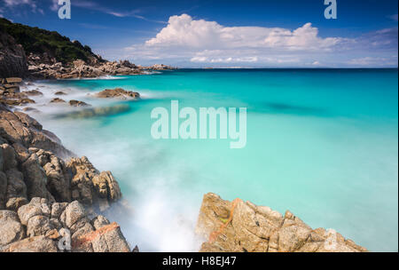 Weiße Felsen und Klippen umrahmen die Wellen des türkisblauen Meeres, Santa Teresa di Gallura, Provinz Sassari, Sardinien, Italien Stockfoto