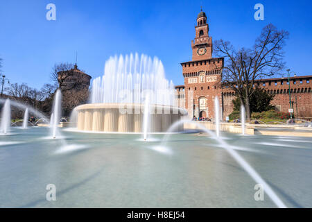 Der Brunnen umrahmt die antike Castello Sforzesco, Mailand, Lombardei, Italien, Europa Stockfoto