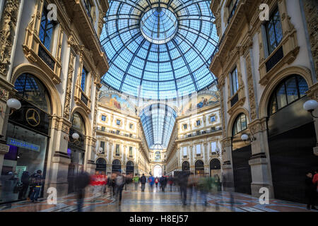 Die Einkaufspassagen und die gläserne Kuppel des historischen Galleria Vittorio Emanuele II, Mailand, Lombardei, Italien, Europa Stockfoto