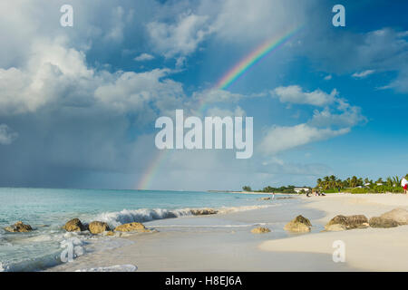 Regenbogen über Welt berühmten Grace Bay Beach, Providenciales, Turks- und Caicosinseln, Karibik, Mittelamerika Stockfoto