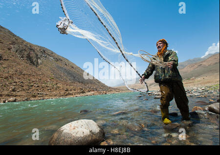 Ein Mann aus dem Panschir-Tal fischt mit einem Wurf-Net, Afghanistan, Asien Stockfoto