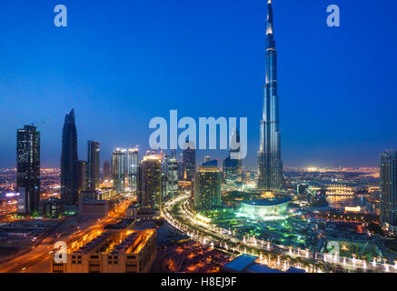 Burj Khalifa und Downtown Dubai bei Nacht, Dubai, Vereinigte Arabische Emirate, Naher Osten Stockfoto