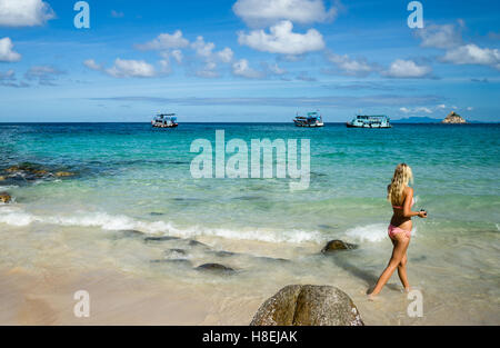 Eine Frau im Bikini geht an einem Strand auf Koh Tao, Thailand, Südostasien, Asien Stockfoto